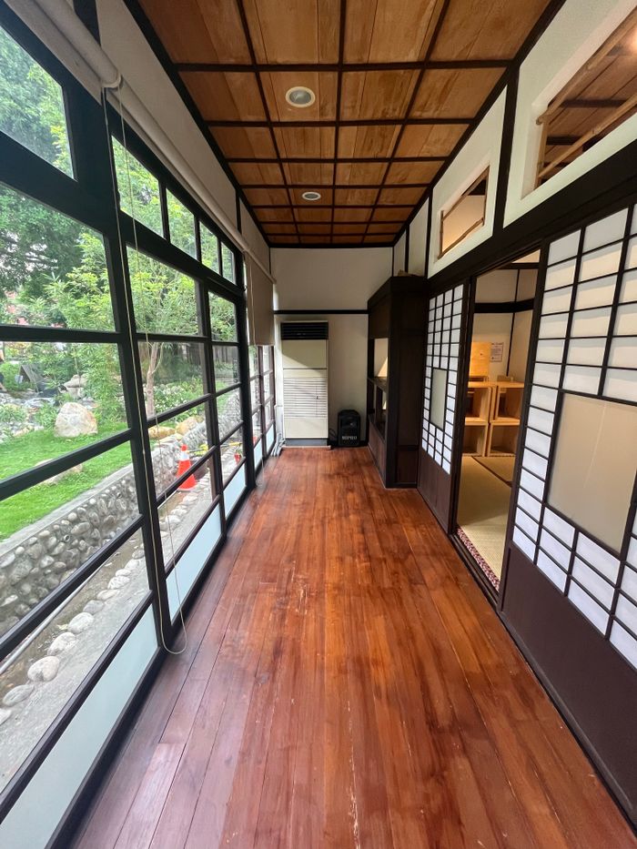 玄関土間と木製建具